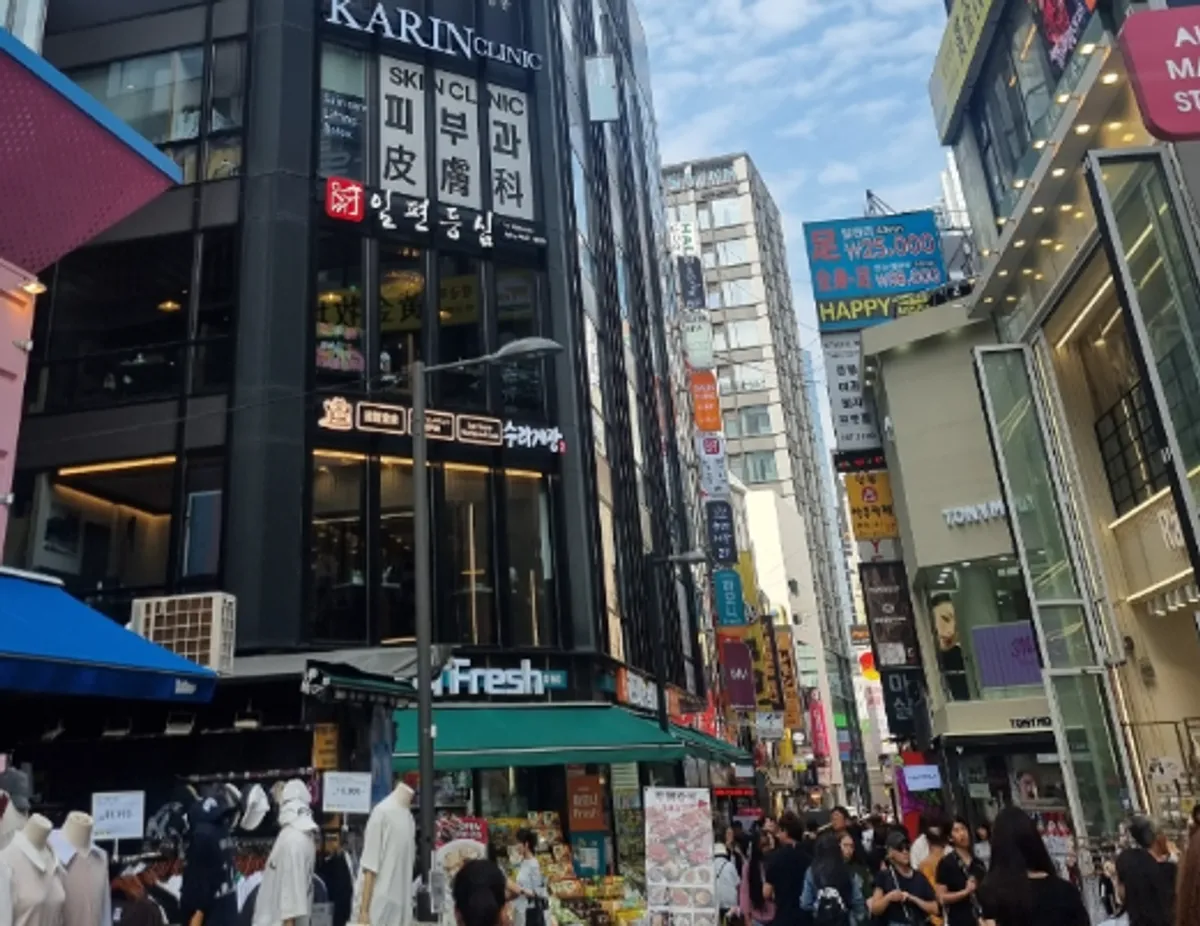 중국인 관광객이 붐비는 명동거리